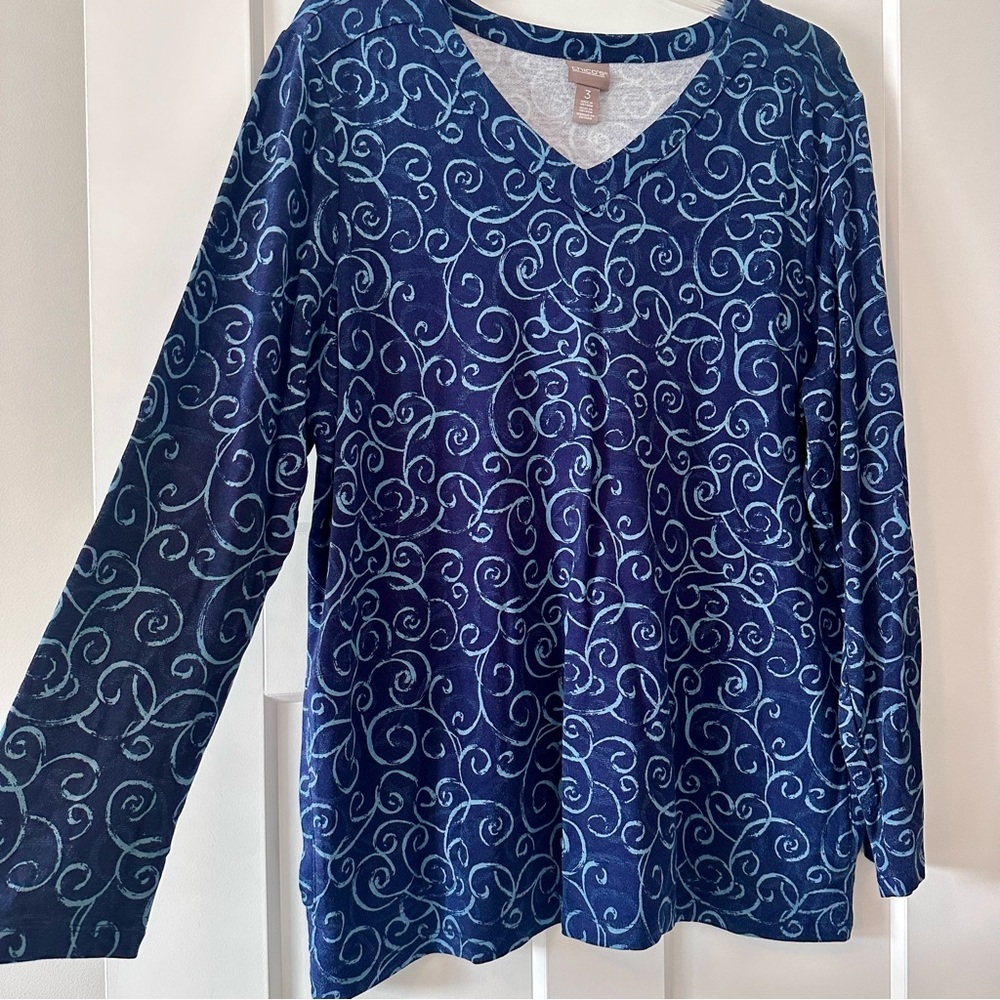 Chico’s Size 3 Blue Swirl Print V-Neck Long Sleeve Top With Pockets
